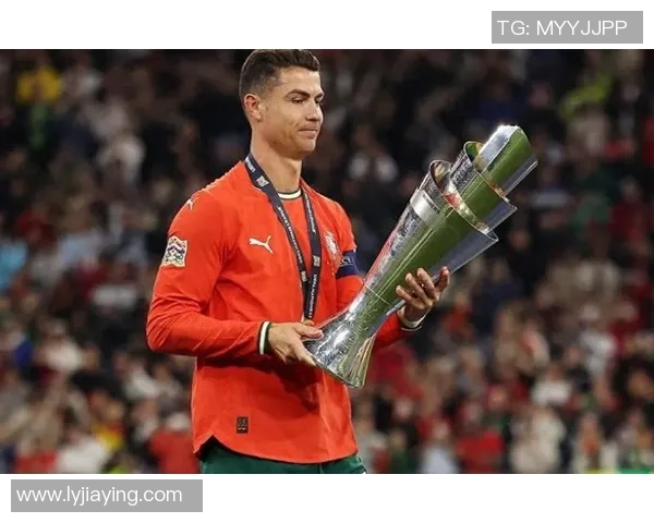 足球明星背后的奋斗与荣耀：从绿茵场到人生巅峰的蜕变之路