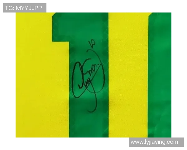 巴西球星签名足球珍藏版 极具收藏价值与纪念意义